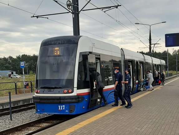 policjanci wchodzą do tramwaju w ramach sprawdzenia obowiązku zakrywania ust i nosa w komunikacji publicznej