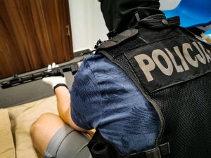 policjant z zabezpieczoną bronią