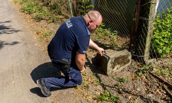 Na zdjęciu widzimy policjanta, który przybył na miejsce zdarzenia