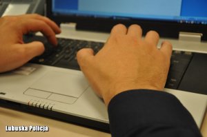 Na obrazku widzimy osobę odpowiedzialną za cyberprzestępczość