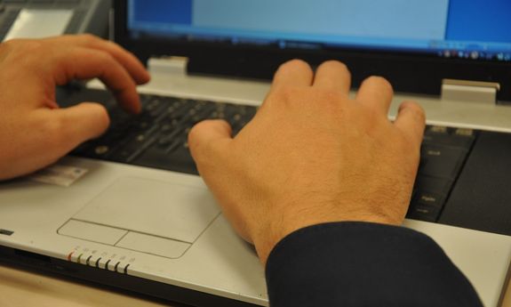 Na zdjęciu widzimy osobę odpowiedzialną za cyberprzestępstwa