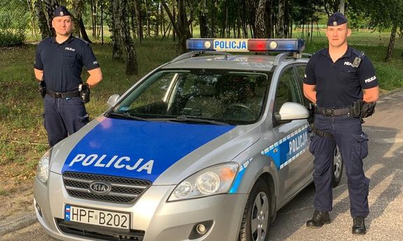 Policjanci którzy eskortowali kobiete rodzącom