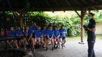 policjantka przeprowadza lekcję profilaktyczną