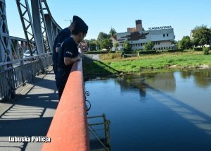 Na zdjęciach widzimy funkcjonariuszy,którzy pomogli mężczyźnie oraz miejsce zdarzenia