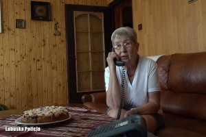 starsza kobieta siedzi na kanapie i rozmawia przez telefon