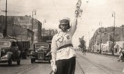 Lodzia - funkcjonariuszka podczas pełnienia służby na warszawskiej ulicy