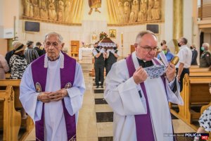 uczestnicy uroczystości pogrzebowych w kościele