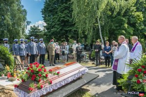 uczestnicy uroczystości pogrzebowych na cmentarzu