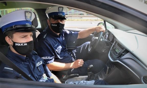 Policjanci którzy pomogli 60-latkowi w radiowozie