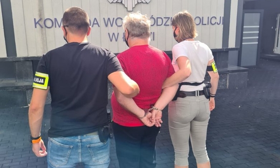 policjant i policjantka z zatrzymanym m mężczyzną