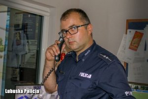policjant rozmawia przez telefon