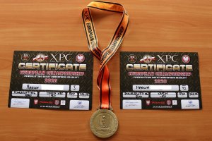 Na zdjęciu znajdują się dwa certyfikaty oraz medal.