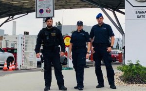 czeski policjant i dwoje polskich policjantów