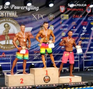 Zwycięzcy zawodów w kulturystyce i fitness na podium.