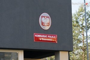 Tabliczka Komisariatu Policji I w Sosnowcu na budynku oraz godło Polski.