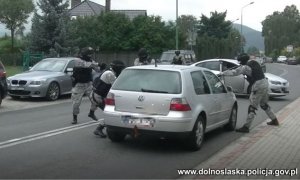 Na zdjęciu kard z filmu przedstawiający moment zatrzymania przez policjantów podejrzanego  o zabójstwo mężczyzny.&quot;&gt;