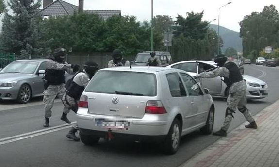 Na zdjęciu kard z filmu przedstawiający moment zatrzymania przez policjantów podejrzanego  o zabójstwo mężczyzny.&quot;&gt;