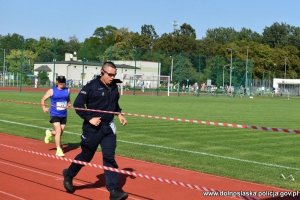 Sierżant sztabowy Michał Banaś w mundurze, który pokonuje kolejne okrążenia. Zdjęcie na torze biegowym.