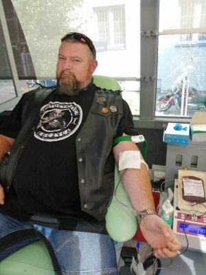 mężczyzna siedzi na fotelu w ambulansie i oddaje krew&quot;&gt;