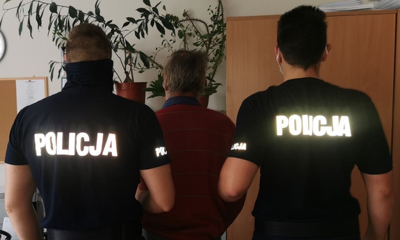 dwaj policjanci z zatrzymanym mężczyzną