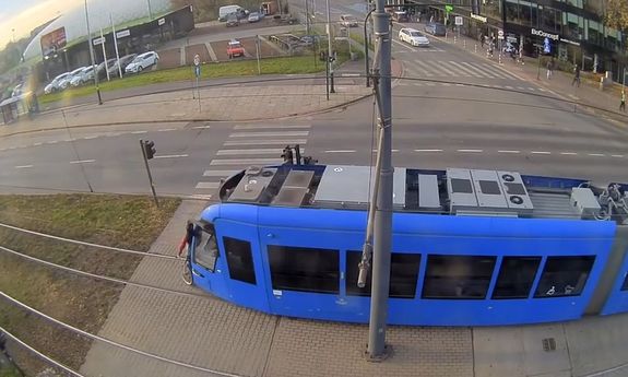 rowerzysta wjeżdża pod tramwaj