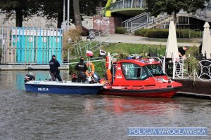 Na zdjęciu policjanci i przedstawiciele pozostałych służb ratunkowych stojący na łodziach na brzegu Odry.