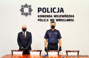 Na zdjęciu Wojewoda Dolnośląski Jarosław Obremski i Komendant Wojewódzki Policji we Wrocławiu inspektor Dariusz Wesołowski w sali konferencyjnej Komendy Wojewódzkiej Policji  we Wrocławiu na ścianie w tle nowe logo Policji - gwiazda policyjna