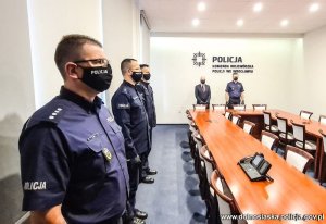 Na zdjęciu od lewej nadkomisarz Rafał Rasz - Naczelnik Sztabu Policji Komendy Wojewódzkiej Policji we Wrocławiu, podkomisarz  podkom. Dariusz Warecki z Wydziału Kadr Komendy Miejskiej Policji we Wrocławiu, inspektor Maciej  Januszkiewicz - Komendant Miejski Policji we Wrocławiu, Wojewoda Dolnośląski Jarosław Obremski i Komendant Wojewódzki Policji we Wrocławiu inspektor Dariusz Wesołowski w sali konferencyjnej Komendy Wojewódzkiej Policji  we Wrocławiu na ścianie w tle nowe logo Policji - gwiazda policyjna