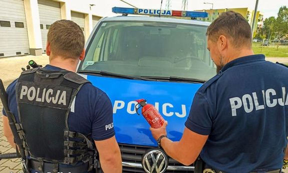 Na zdjęciu widzimy policjantów, którzy ugasili pożar i uratowali mężczyznę