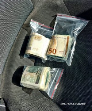 Zdjęcie przedstawia zabezpieczone pieniądze wyłudzone przez oszustów.