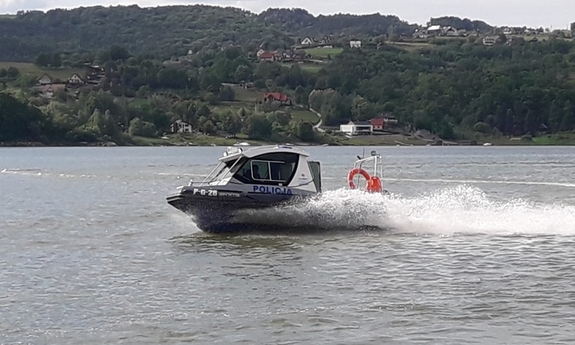 łódź policyjna podczas patrolu na jeziorze