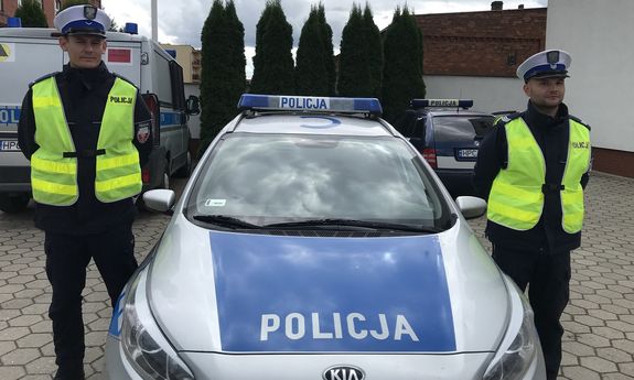 Na zdjęciu widzimy policjantów, którzy eskortowali rodzącą kobietę do szpitala