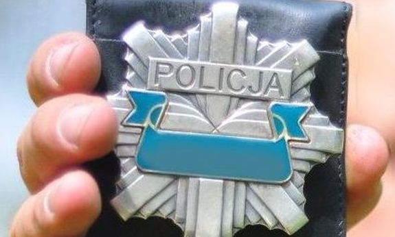 policyjna odznaka trzymana w dłoni