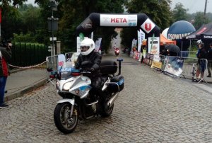 Policyjny motocykl na trasie przejazdu kolarzy w trackie zabezpieczenia zawodów.