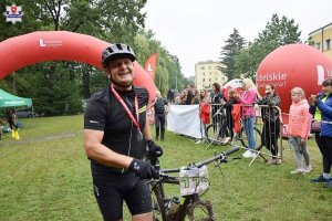 Na zdjęciach widzimy policjantów, którzy wzięli udział w wyścigu rowerowym, oraz ceremonię wręczenia medali dla zwycięzców.