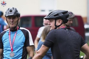 Na zdjęciach widzimy policjantów, którzy wzięli udział w wyścigu rowerowym, oraz ceremonię wręczenia medali dla zwycięzców.