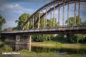 most nad rzeką&quot;&gt;
