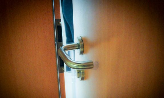 Na zdjęciu widzimy drzwi, za którymi którymi przebywa zatrzymany mężczyzna