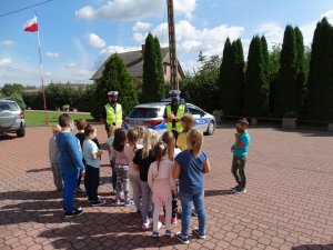 Na zdjęciach widzimy policjantów, którzy edukują najmłodszych jak być bezpiecznym na drodze, oraz nowy sprzęt