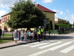 Na zdjęciach widzimy policjantów, którzy edukują najmłodszych jak być bezpiecznym na drodze, oraz nowy sprzęt