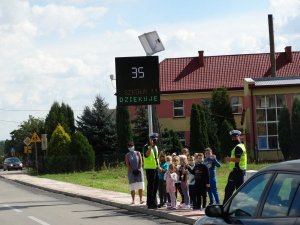 Na zdjęciach widzimy policjantów, którzy edukują najmłodszych jak być bezpiecznym na drodze, oraz nowy sprzęt