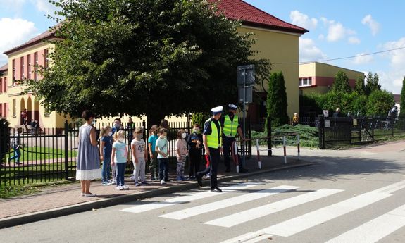 Na zdjęciach widzimy policjantów, którzy edukują najmłodszych jak być bezpiecznym na drodze