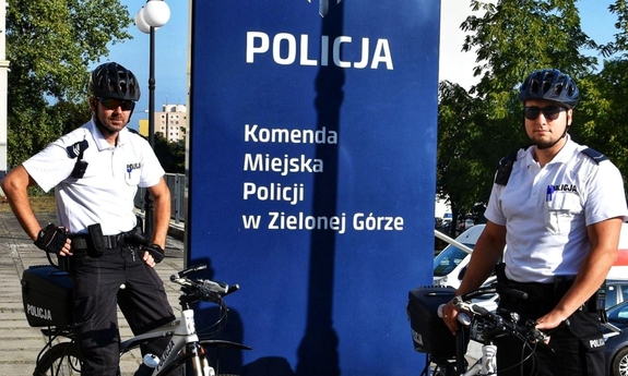 Sierżant sztabowy Krzysztof Malajka i sierżant Jacek Potocki na rowerach