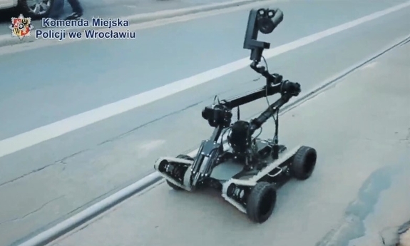 robot policyjny podczas przemieszczania się we wskazane miejsce