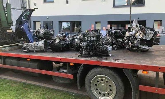 Na zdjęciu widzimy części samochodowe, zabezpieczone przez policjantów w &quot;dziupli&quot;
