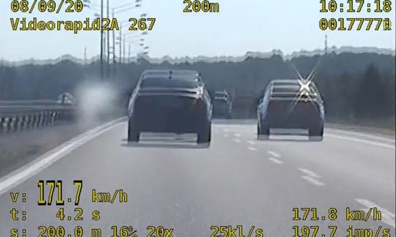 Fragment z wideorejestratora policji na którym widać jak samochód jedzie z prędkością 171 km/h