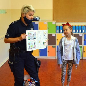 policjanta wręczająca nagrodę dla laureatki konkursu