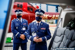 Komendant Główny Policji i jego Zastępca przy  śmigłowcu Bell 407 GXi