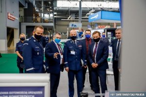 Komendant Główny Policji i jego Zastępca w towarzystwie innych mężczyzn przyglądają się prezentowanemu sprzętowi