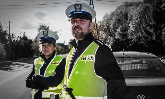 Policjant z policjantką
